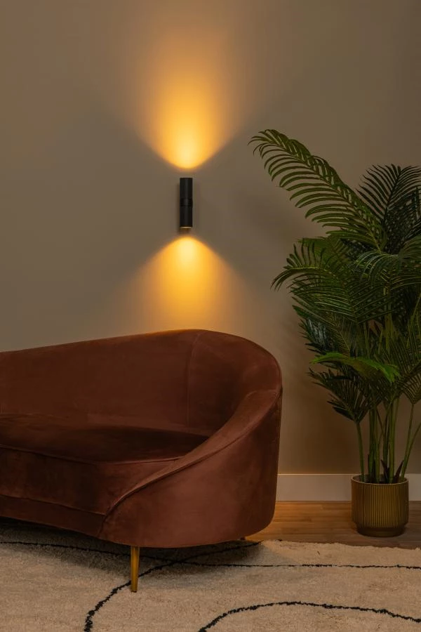 Lucide CLUBS - Foco de pared / Lámpara de pared - 2xGU10 - Negro - ambiente 1
